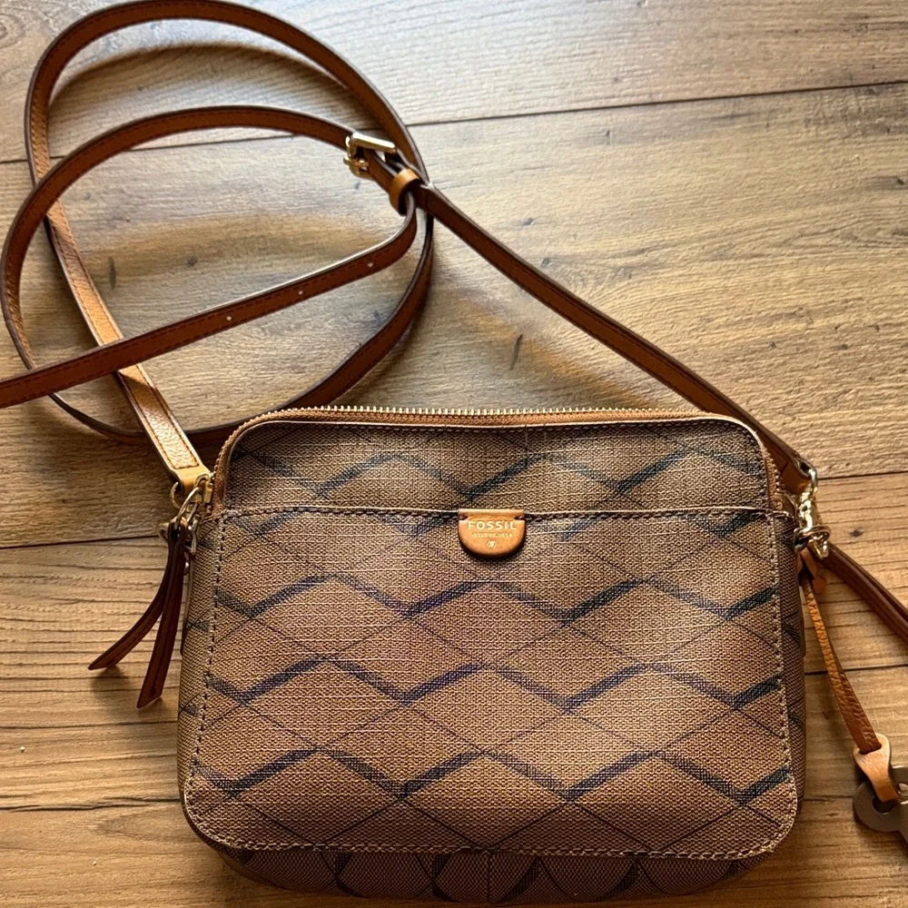 Fossil Corey Geometric Chevron Crossbody Bag - Earthy Minimalist EUC